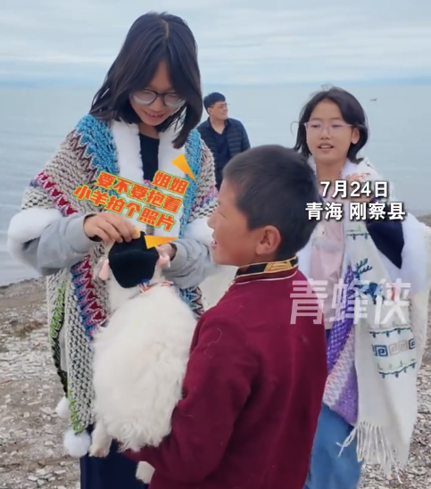 满江红配资 青海湖风景出圈 小男孩靠小羊拍照月赚上千零花钱