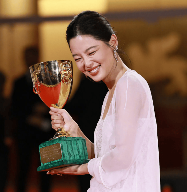 德恒财富 张颂文臭脸风波升级！被扒是“剧组皇帝”，辛芷蕾想补拍还得求他